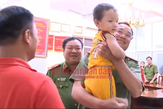 Đại tá Phạm Thế Tùng, Giám đốc Công an tỉnh Bắc Ninh vui mừng đón cháu Gia Bảo.