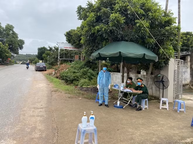 CBCS Công an Bắc Giang bám chốt chống dịch.