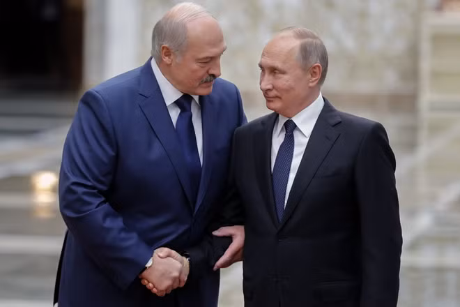Tổng thống Putin và Tổng thống Lukashenko (trái).