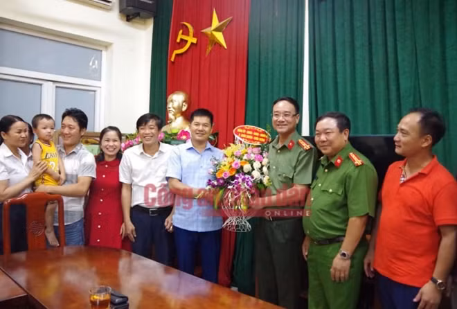 Lãnh đạo Công an tỉnh Bắc Ninh và gia đình trong niềm vui giải cứu an toàn bé Gia Bảo.