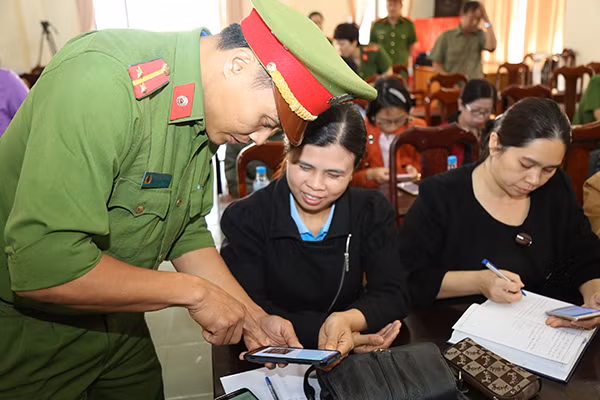 Cán bộ công an Phường hướng dẫn người dân sử dụng mạng Zalo.
