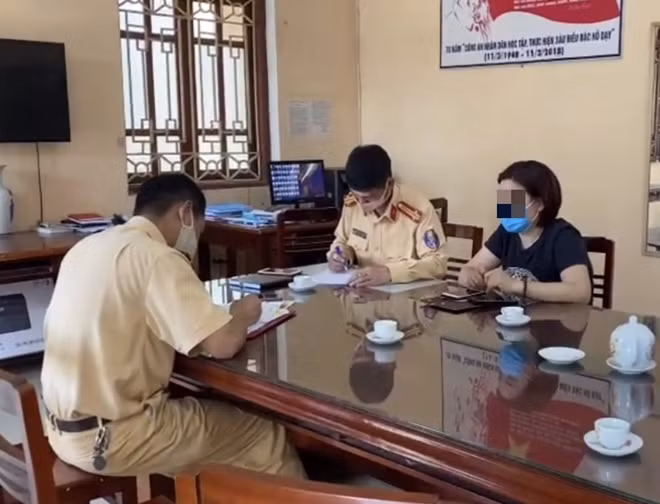 CSGT xử phạt nữ tài xế điều khiển xe đi lùi trên cao tốc.