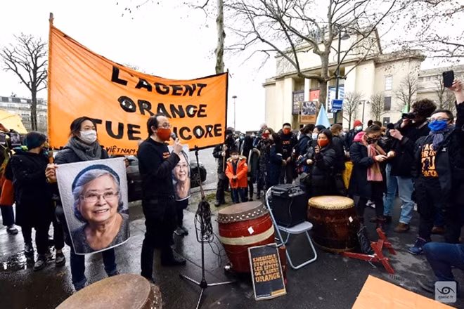 Những người ủng hộ bà Trần Tố Nga tại quảng trường Trocadero, Paris ngày 30-1-2021.