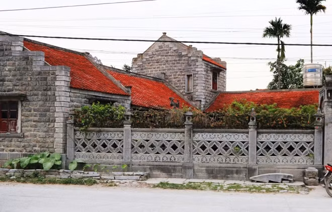 Chủ nhân của ngôi nhà đặc biệt này là bà Đinh Thị Long (77 tuổi) thôn Xuân Phúc, xã Ninh Vân. Bà Long cho biết, ông nội của chồng bà là cụ Lương Văn Xiển làm thợ chế tác đá có tiếng trong vùng. Xưa kia, cụ Xiển được mời tham gia xây dựng nhà thờ đá Phát Diệm (huyện Kim Sơn). Xây dựng xong nhà thờ, cụ Xiển đưa cả tốp thợ về quê xây dựng căn nhà đá này.