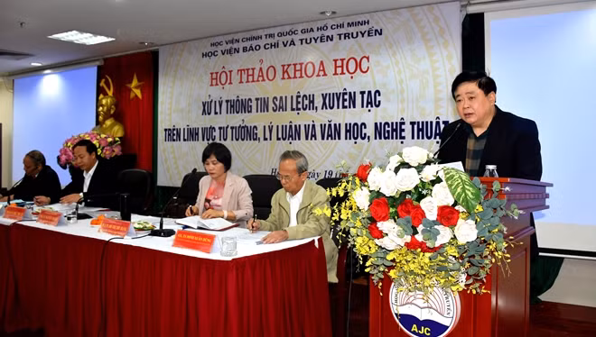 PGS.TS Nguyễn Thế Kỷ, Ủy viên Trung ương Đảng, Chủ tịch Hội đồng Lý luận, Phê bình Văn học, Nghệ thuật Trung ương, Tổng Giám đốc Đài Tiếng nói Việt Nam phát biểu tại Hội thảo