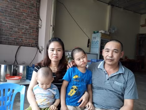 Vợ chồng anh Khương và các cháu.