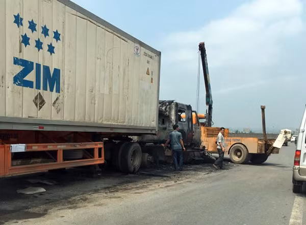 Xe container bị thiệu rụi trên quốc lộ 1A. Ảnh: L.N.