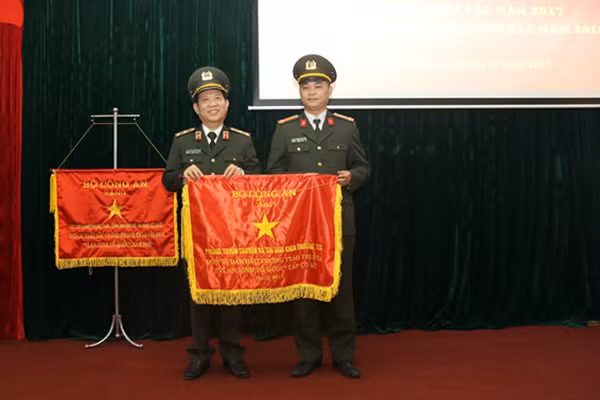 Thứ trưởng Nguyễn Văn Sơn trao Cờ thi đua xuất sắc của Bộ Công an cho tập thể Phòng Tuyên truyền (Cục XDPT toàn dân bảo vệ ANTQ)