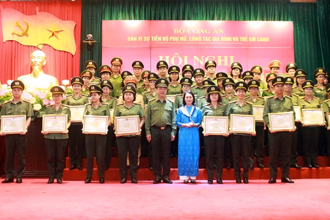 Thứ trưởng Nguyễn Văn Thành và đồng chí Bùi Thị Hòa trao Bằng khen tặng các cá nhân có thành tích xuất sắc.
