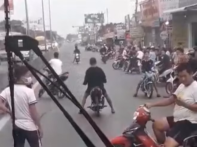 Nhóm thanh niên đua kéo xe bị làm việc xử lý.