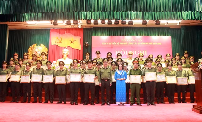 Thứ trưởng Nguyễn Văn Thành và đồng chí Bùi Thị Hòa trao Bằng khen tặng các tập thể có thành tích xuất sắc.