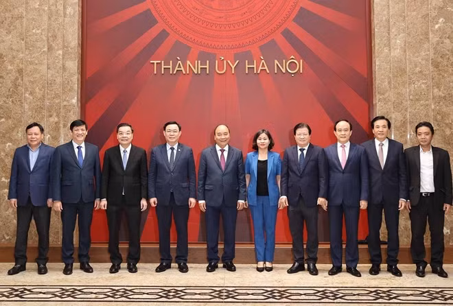 Thủ tướng Nguyễn Xuân Phúc cùng các đồng chí lãnh đạo chủ chốt TP Hà Nội dự buổi làm việc. Ảnh: TTXVN