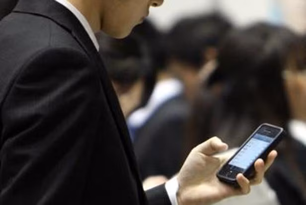 9/10 học sinh Pháp tuổi từ 12-17 sử dụng smartphone. 9/10 học sinh Pháp tuổi từ 12-17 sử dụng smartphone.