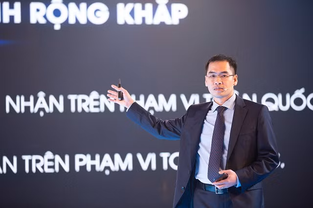 CEO VinSmart Trần Minh Trung giới thiệu 4 mẫu sản phẩm đầu tiên của Vsmart và khẳng định Vsmart đủ sức cạnh tranh và muốn thị trường trong nước, quốc tế đón nhận. Giai đoạn đầu, các sản phẩm của Vsmart sẽ được bán ra tại 5 thị trường quốc tế, trong đó có Nga, Tây Ban Nha.
