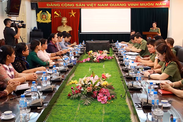 Toàn cảnh buổi lễ đón tiếp Đoàn nhà báo Vương quốc Campuchia tại Báo CAND Toàn cảnh buổi lễ đón tiếp Đoàn nhà báo Vương quốc Campuchia tại Báo CAND