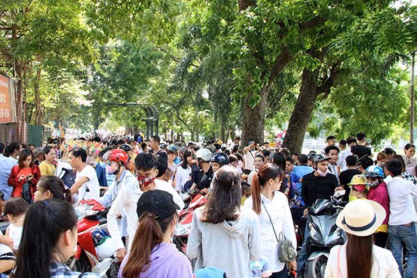 Sáng 1-5, nhiều gia đình ở Hà Nội và các nơi khác ùn ùn đưa con đến các địa điểm vui chơi như công viên, sở thú, bờ hồ... Và vẫn như "truyền thống" mọi năm, công viên Thủ Lệ lại chìm trong biển người. Hình ảnh người dân chen nhau trên đường Nguyễn Bá Ngọc dẫn vào công viên Thủ Lệ.