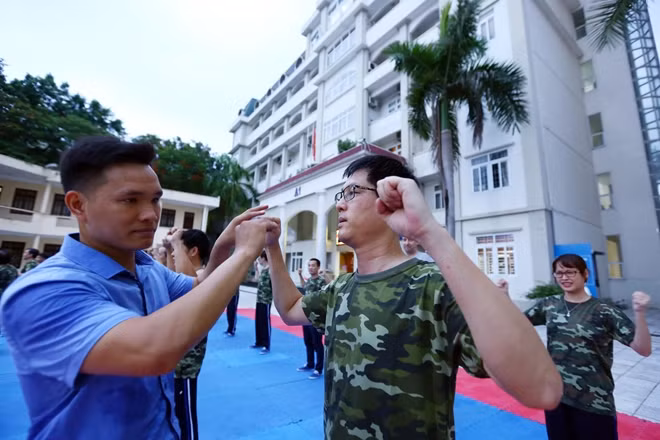Cũng theo thầy Đỗ Tuấn Minh, hoạt động tập huấn võ thuật sẽ không chỉ dừng ở phong trào mà sẽ tiếp tục được phát triển, trở thành hoạt động thường xuyên với mô hình câu lạc bộ võ thuật dành cho tất cả giảng viên, cán bộ nhân viên cũng như sinh viên trong trường tham gia.