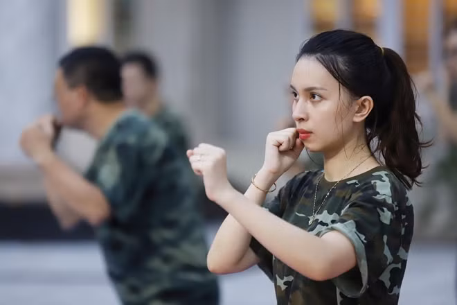 Lớp tập huấn võ thuật có sự tham gia của nhiều học viên nữ.