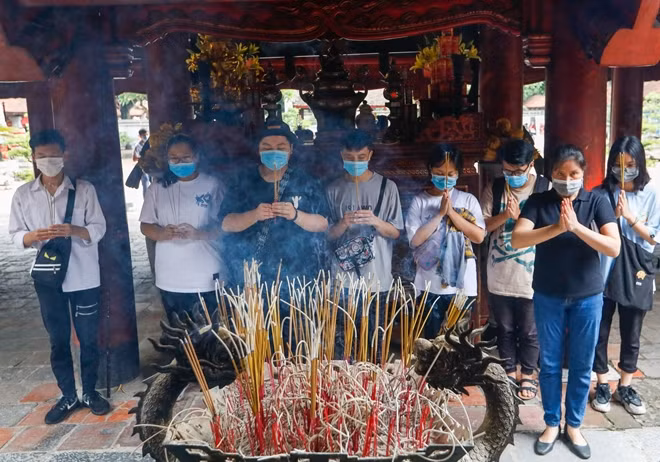 Dù đã chuẩn bị cẩn thận ôn luyện về kiến thức, trước ngày thi nhiều học sinh vẫn đến đây thắp hương trấn an tinh thần, tiếp thêm sự tự tin trước khi bước vào kỳ thi quan trọng.
