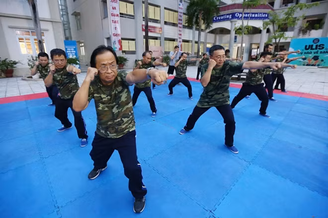 PGS.TS. Nguyễn Lân Trung, Chủ tịch Hội đồng Tư vấn Hợp tác và Phát triển của trường thực hiện động tác võ thuật theo hướng dẫn của giảng viên.
