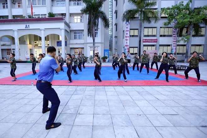 Chiều 4/8, tại trường Đại học Ngoại ngữ – ĐHQGHN, khóa học thứ hai lớp tập huấn võ thuật tự vệ cho cán bộ, giảng viên, sinh viên và học sinh Nhà trường đã được tổ chức với giảng viên đến từ Trường Đại học Kỹ thuật - Hậu cần CAND.