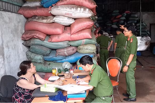 Cơ quan điều tra đang làm việc với bà Loan, chủ cơ sở sản xuất “cà phê… pin”.