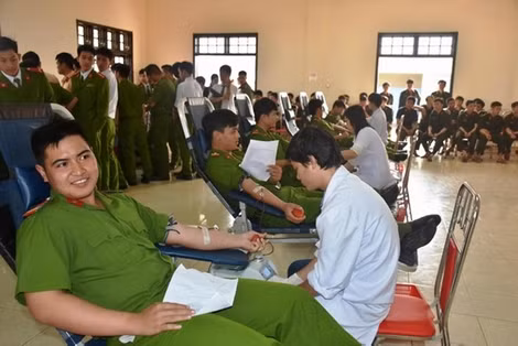 Đoàn viên thanh niên Công an Quảng Trị hiến máu cứu người.