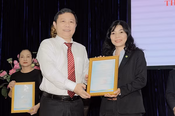 Ông Dương Đức Anh – Phó Chủ tịch Ủy ban Nhân dân TP.HCM trao thư cảm ơn cho những đóng góp tích cực của Tập đoàn Novaland