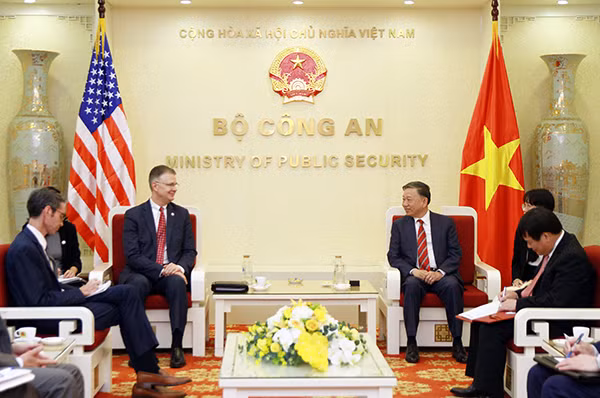 Bộ trưởng Tô Lâm và Đại sứ Daniel Kritenbrink tại buổi tiếp. Bộ trưởng Tô Lâm và Đại sứ Daniel Kritenbrink tại buổi tiếp.