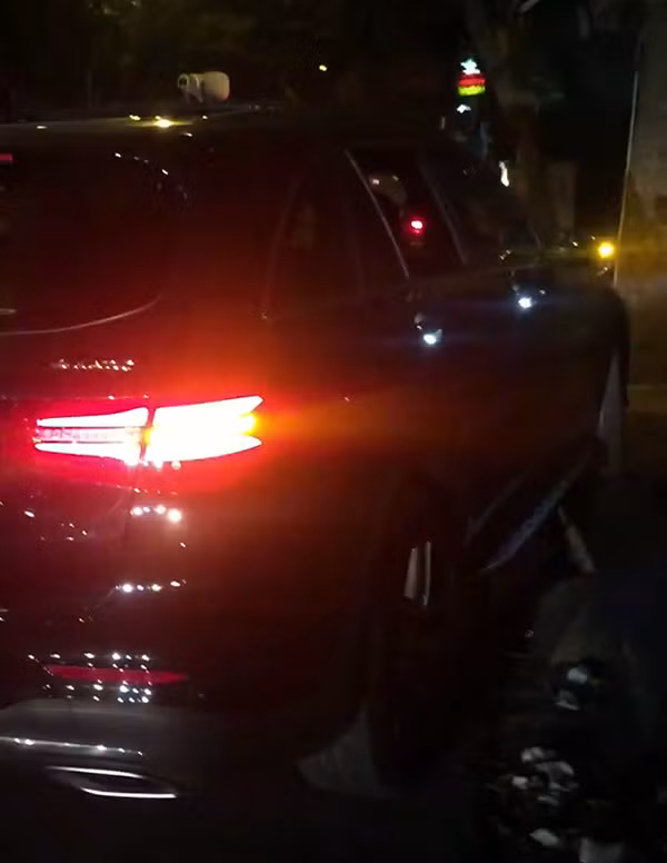 Chiếc Mercedes không biển kiểm soát bị lực lượng công an chặn lại.