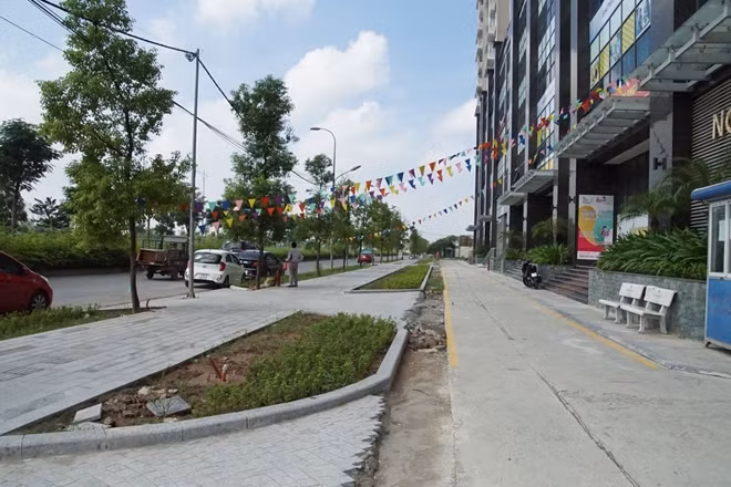 Vỉa hè hai bên đường với vật liệu là lát đá xanh rộng 3-7 m đang được công nhân hoàn thiện nốt những hạng mục cuối cùng.