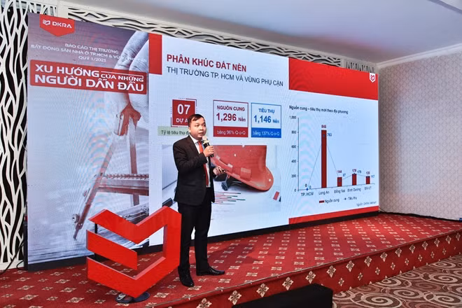 Ông Võ Hồng Thắng - Trưởng phòng R&D DKRA Vietnam trình bày những diễn biến đáng chú ý của thị trường Bất động sản Nhà ở TP Hồ Chí Minh và vùng phụ cận trong Quý 1