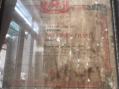 Tấm Huân chương Quyết thắng tròn 60 năm nay.