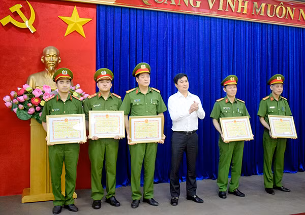 Chủ tịch UBND tỉnh Quảng Ninh biểu dương tập thể, cá nhân tham gia phá án
