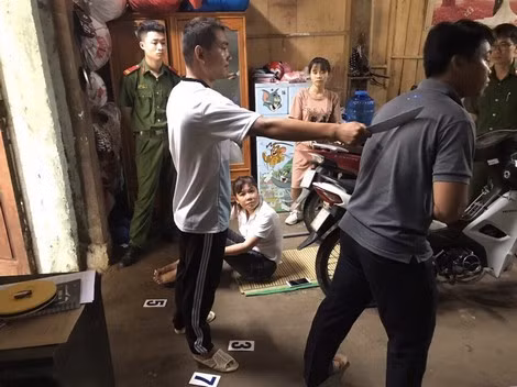 Đối tượng Lôi thực nghiệm điều tra, diễn lại hành vi phạm tội.