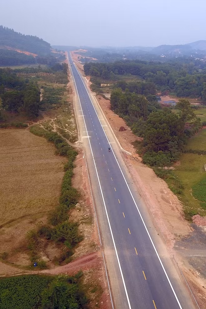 Tuyến đường có điểm đầu dẫn nối vào cao tốc Láng - Hòa Lạc, đoạn qua xã Yên Bình, huyện Thạch Thất và điểm cuối là cổng chào của thành phố Hòa Bình, thuộc địa phận xã Trung Minh, huyện Kỳ Sơn.