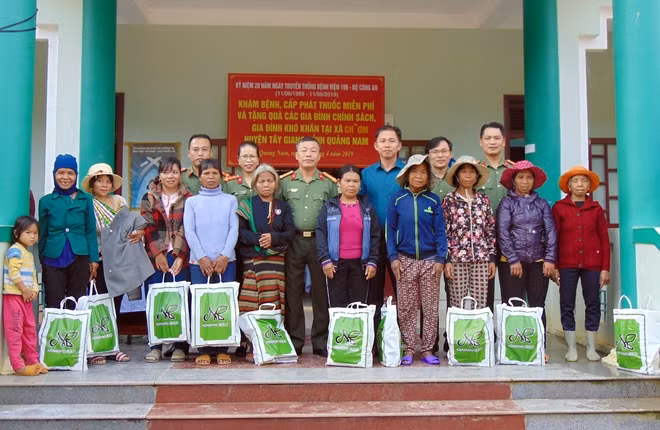 Đại tá Nguyễn Văn Đăng tặng quà cho người dân xã Ch'ơm, huyện Tây Giang.
