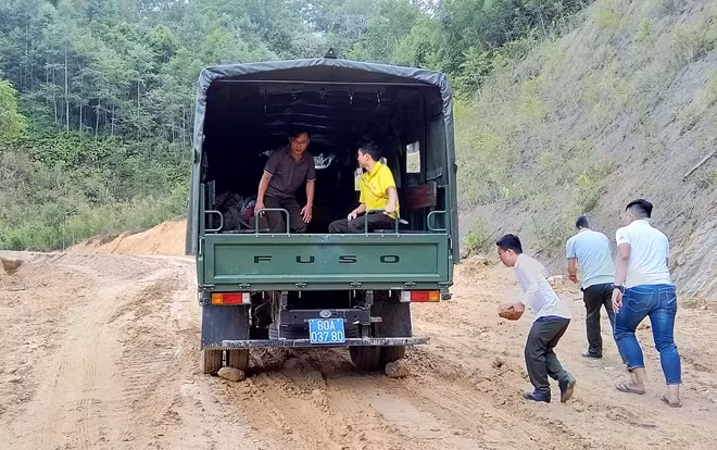 Đường lên vùng biên giới huyện Tây Giang còn nhiều khó khăn, cách trở.