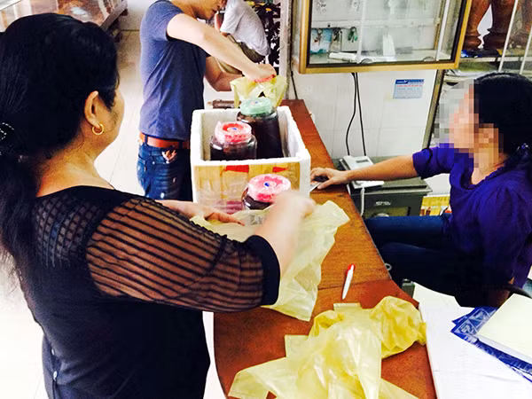 “Đầu nậu” L và “mắt xích” của mình đang chào bán rượu “thuốc phiện” “Đầu nậu” L và “mắt xích” của mình đang chào bán rượu “thuốc phiện”