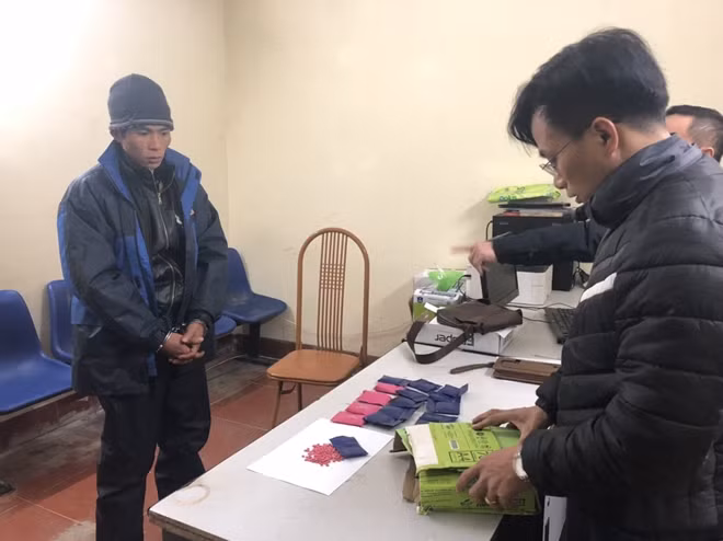 Đối tượng Mai cùng số tang vật tại cơ quan công an.