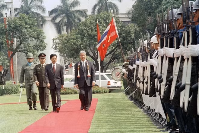Tổng Bí thư Đỗ Mười và Thủ tướng Thái Lan Chuan Leekpai duyệt đội danh dự tại Lễ đón, trong chuyến thăm chính thức Thái Lan (10/1993). (Ảnh: Xuân Lâm/TTXVN)