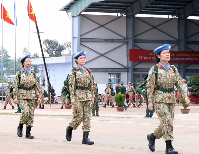 Các nữ quân nhân trong lễ xuất quân (Ảnh: Xuân Khu/TTXVN)