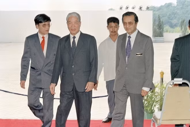Tổng Bí thư Đỗ Mười và Thủ tướng Malaysia Mahathir bin Mohamad tại lễ đón, sáng 24/3/1994 ở thủ đô Kuala Lumpur, trong chuyến thăm chính thức Malaysia. (Ảnh: Xuân Lâm/TTXVN)