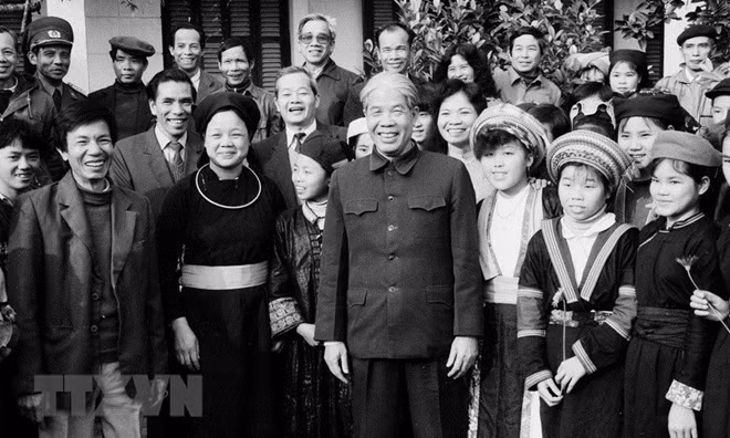 Tổng Bí thư Đỗ Mười thăm trường PTTH dân tộc tỉnh Tuyên Quang, tháng 2/1992. (Ảnh: Xuân Lâm/TTXVN)
