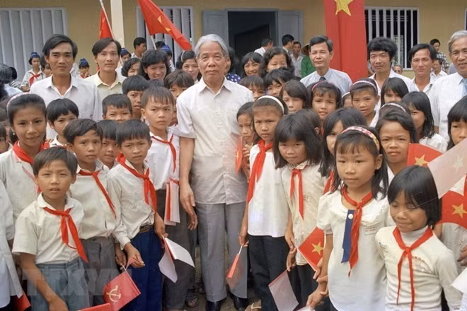 Tổng Bí thư Đỗ Mười với thiếu nhi trường PTTH An Thạch, huyện Bến Lức, tỉnh Long An (28/9/2996). (Ảnh: Xuân Lâm/ TTXVN)