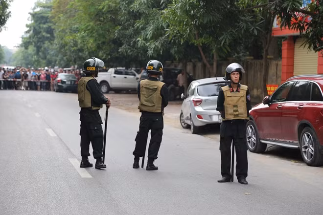 khu vực xung quanh nhà đối tượng tại 128 đường Hồng Bàng, TP.Vinh đã được lực lượng CA Nghệ An phong tỏa, cấm đường
