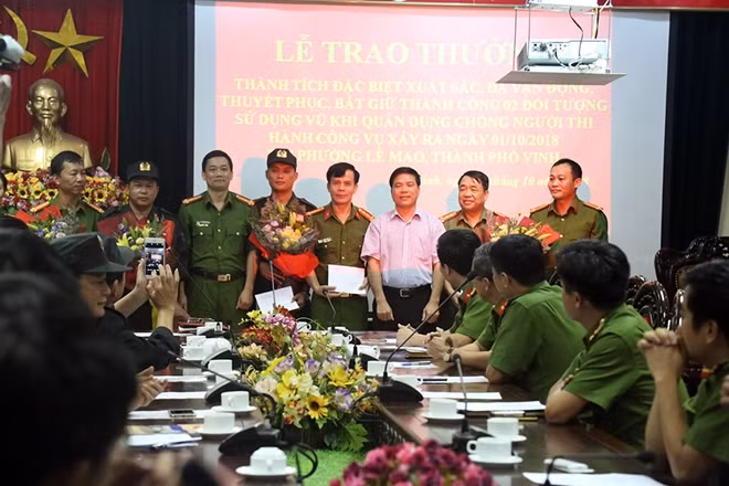 Đại tá Nguyễn Mạnh Hùng – PGĐ CA tỉnh Nghệ An trao thưởng cho các tập thể, cá nhân lập thành tích xuất sắc