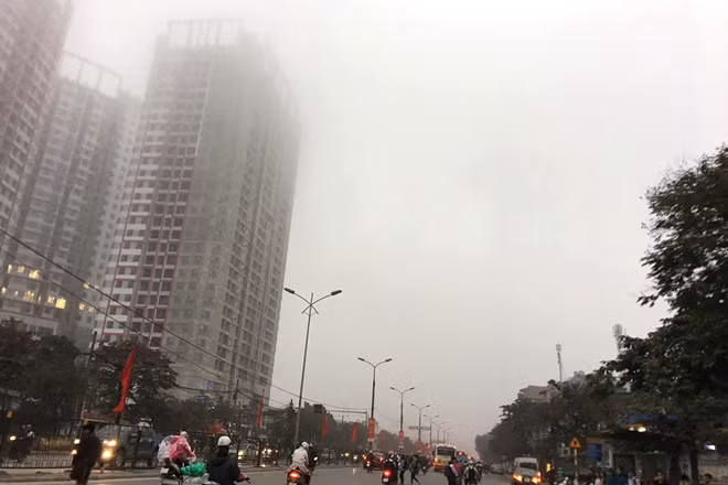 7h sáng trên tuyến đường Giải Phóng, tầm nhìn vẫn còn nhiều hạn chế. Sương mù che phủ các tòa nhà cao tầng.