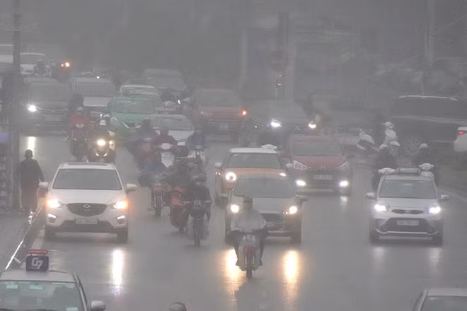 Hầu như tất cả các phương tiện khi ra đường trong sáng sớm nay đều phải bật đèn và đi chậm vì tầm nhìn hạn chế.