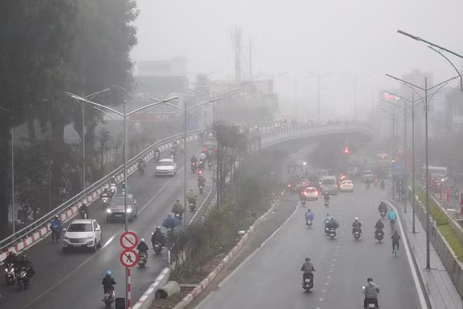 Cầu vượt Thanh Niên - Yên Phụ mờ ảo trong màn sương sớm.